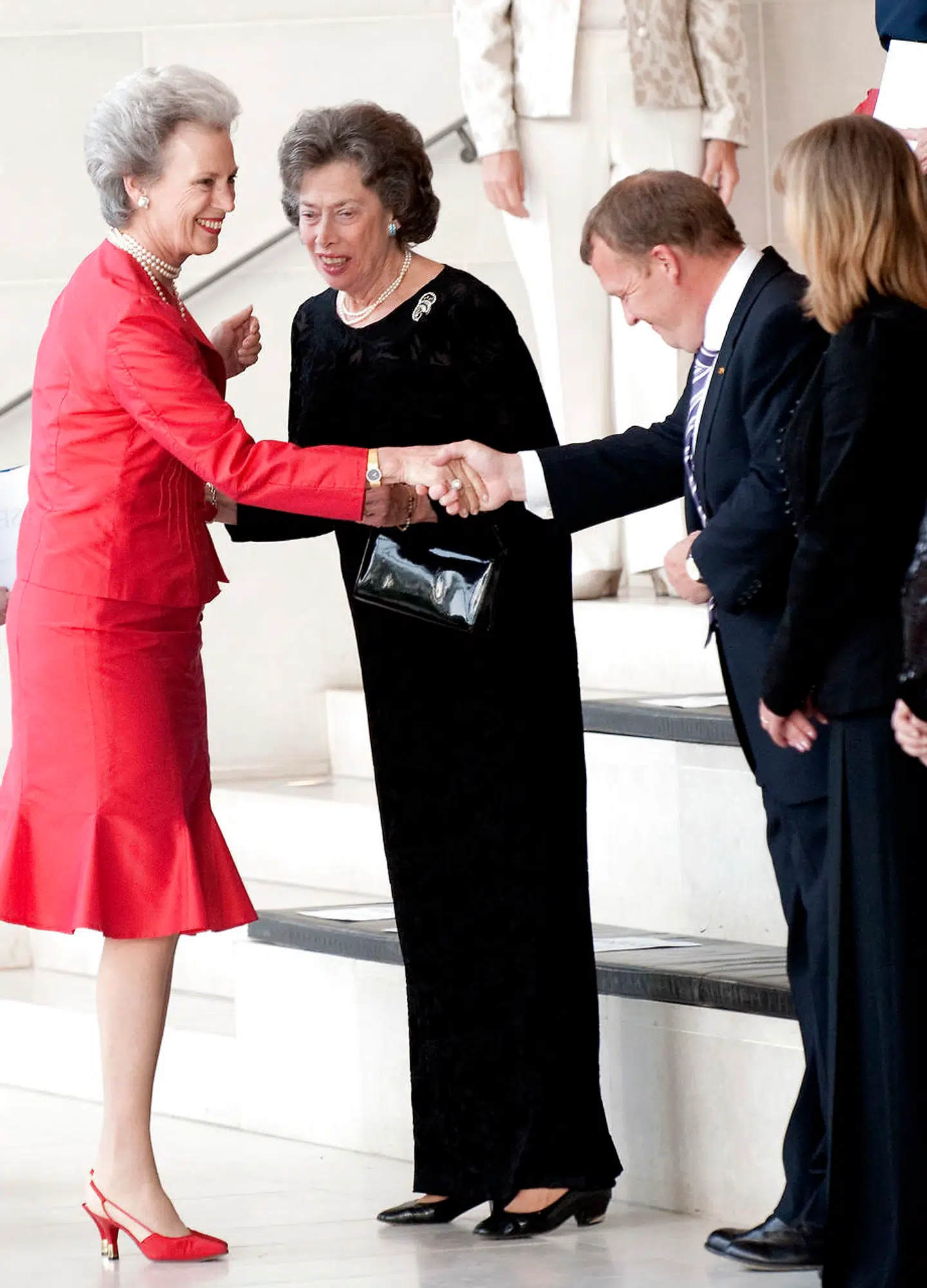 ARKIVFOTO af prinsesse Elisabeth med prinsesse Benedikte og statsminister Lars Løkke Rasmussen i 2009.