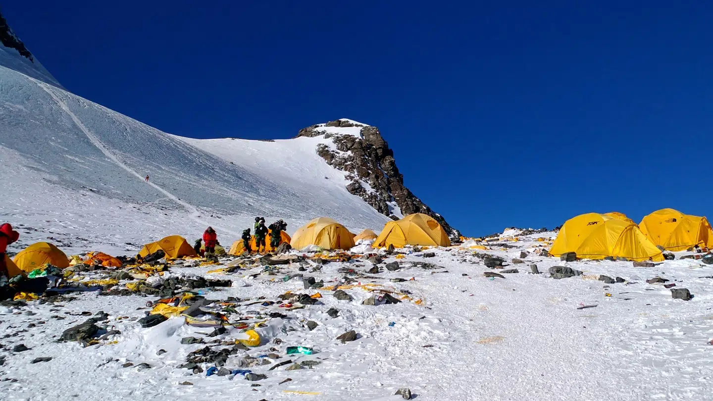 På dette billede, taget den 21. maj 2018, ses efterladt klatrergear og affald spredt omkring lejr 4 på Mount Everest.