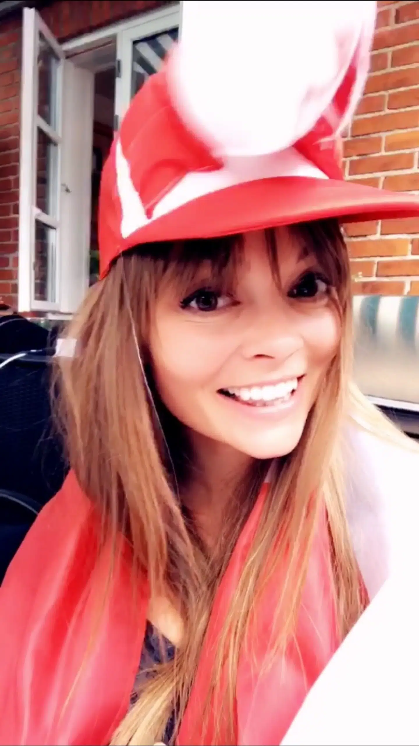 Kathrine Junge elsker fodboldsange og sagde derfor straks ja til at synge med på den nye uofficelle VM-sang 'Cooligans (i røg og damp)'.