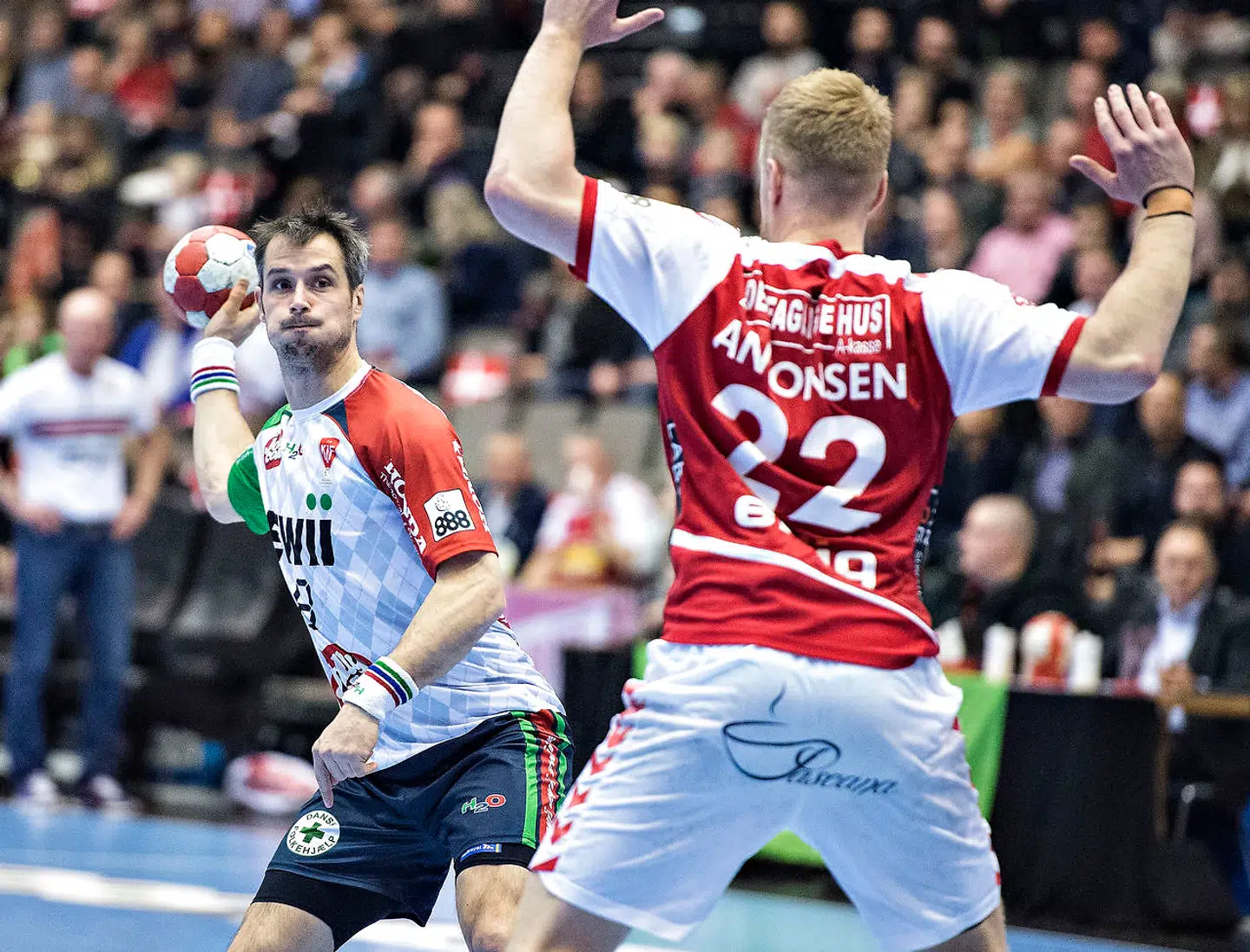 Den mangeårige KIF-spiller Bo Spellerberg (tv.) i aktion den netop afsluttede sæson.