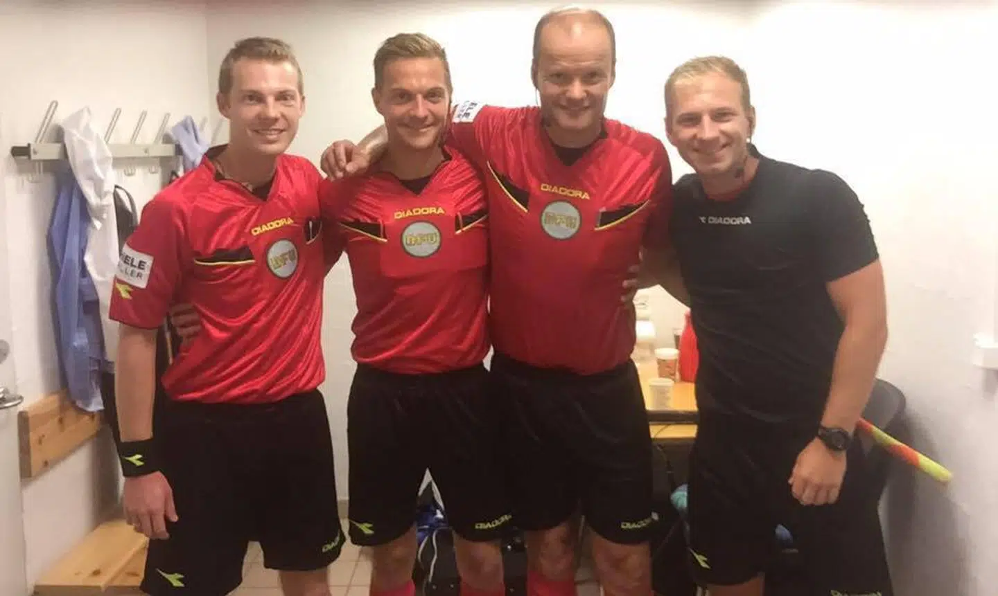 Mikkel Redder (nr. to fra venstre) bliver med sine 24 år den yngste dommer i Superligaens historie.