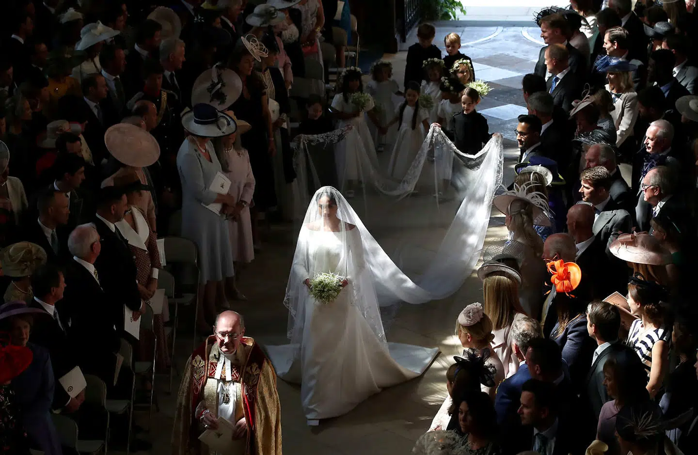 Meghan Markle ses her gå det første stykke ned ad kirkegulvet i St George's Chapel ved Windsor Castle alene.