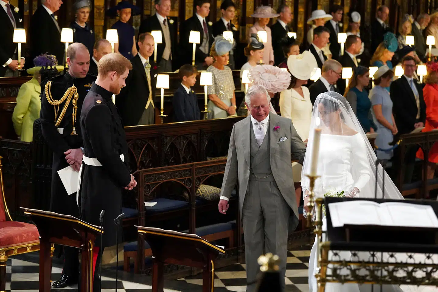 Efter Meghan Markles far meldte afbud til brylluppet, trådte prins Harrys far - prins Charles - til og fulgte Meghan Markle det sidste stykke i kirken.