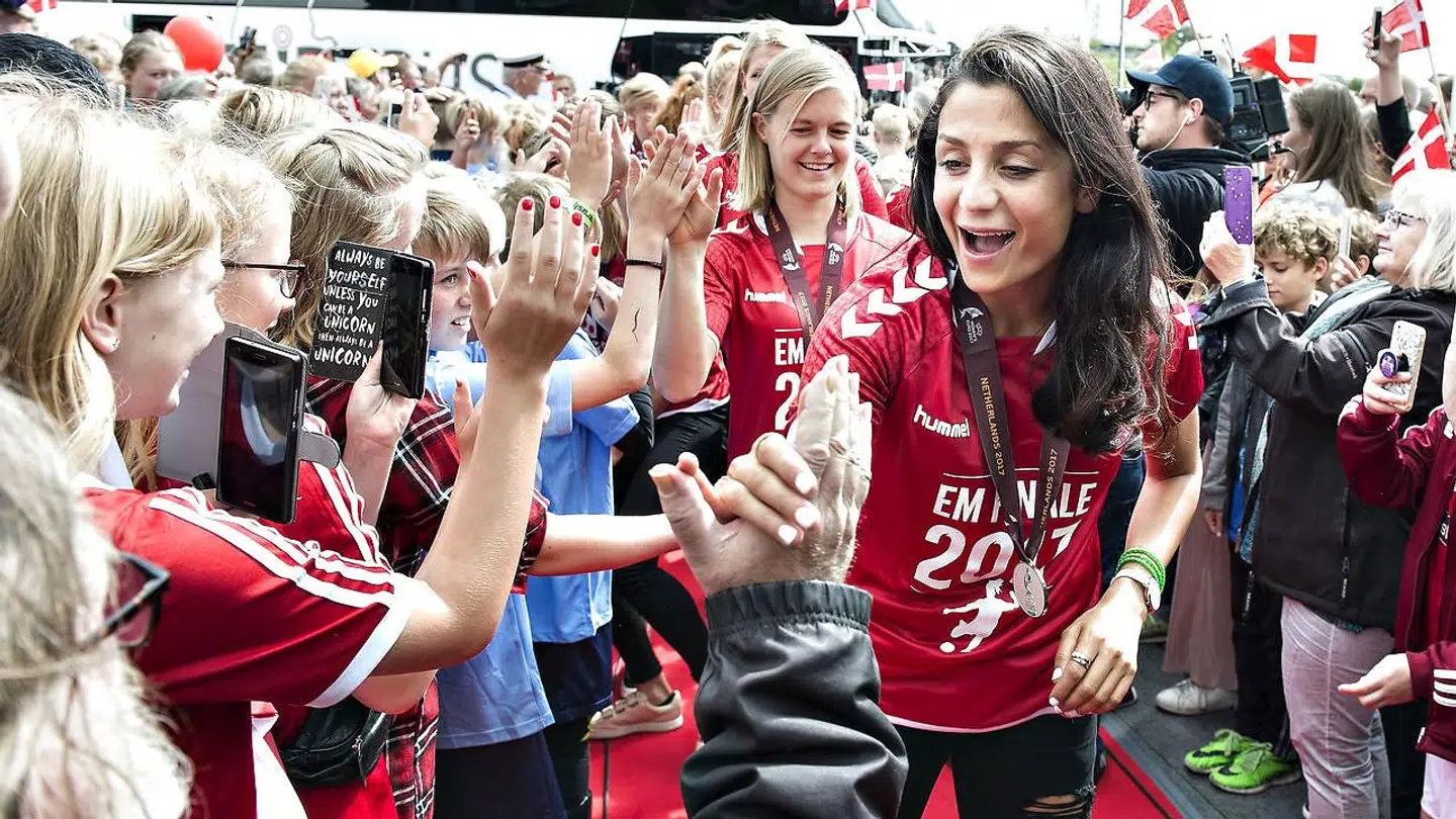 Sammen med resten af Kvindelandsholdet vandt Nadia Nadim sølv ved EM i 2017. Her bliver hun sammen med resten af holdet hyldet i Danmark.