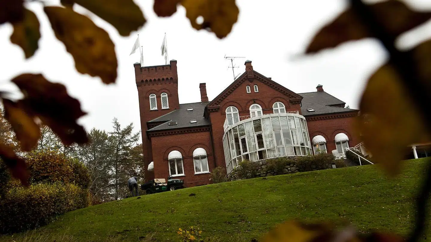 Havreholm Slot ligger uden for Hornbæk i Nordsjælland cirka 30 minutters kørsel fra København.