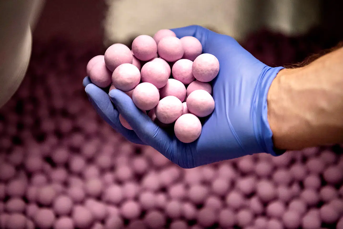 Johan Bülow drømmer om, at hans ladridsfabrik bliver kendt over hele verdenen. Det er netop lykkedes ham at lave en aftale med flyselskabet Emirates, hvor passagerer på første klasse fremover vil få glæde af de danske lakridser. Det har dog ikke været lige let at finde en smag af lakrids, som faldt i den mellemøstlige smag. Det endte med en variation, der smager svagt af roser.