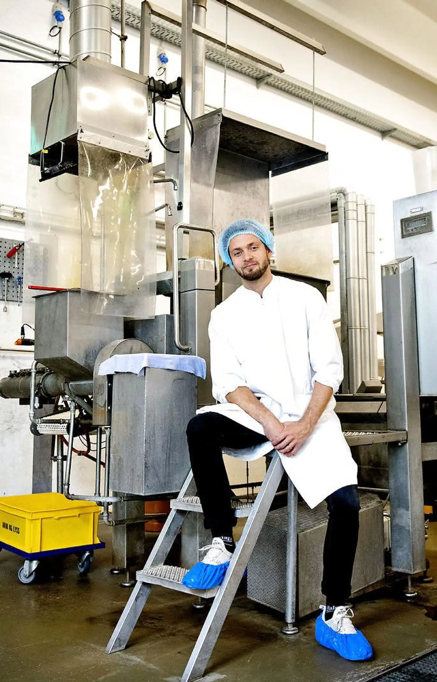 Johan Bülow foran sin første store investeringen, lakridsmaskinen til 1,5 million kroner, som var begyndelsen på det store lakridseventyr. Maskinen bruges fortsat i dag, og den har tjent sig ind rigtig mange gange.