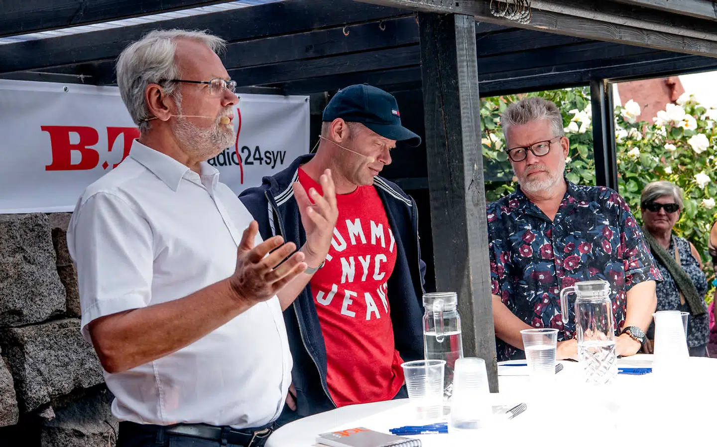 Tidligere FOA-formand Dennis Kristensen debatterer medJoachim B. Olsen (LA). Politisk redaktør på B.T. Andreas Karker (th.) er ordstyrer.