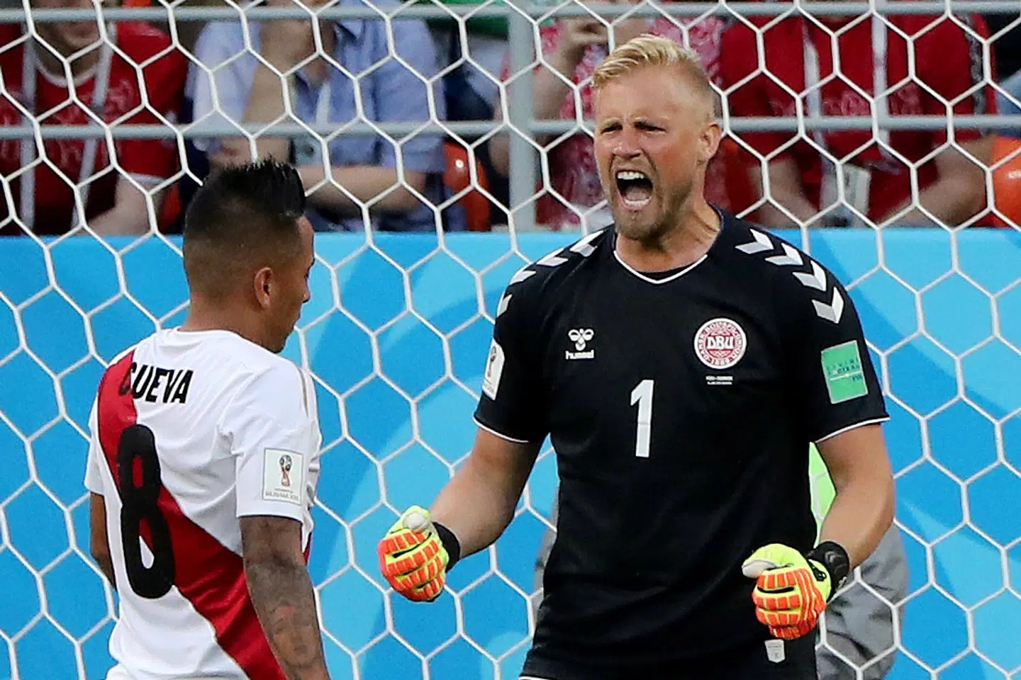 Kasper Schmeichel spillede en stor kamp mod Peru og blev efterfølgende hyldet af holdkammeraterne. Marcos Brindicci/Reuters