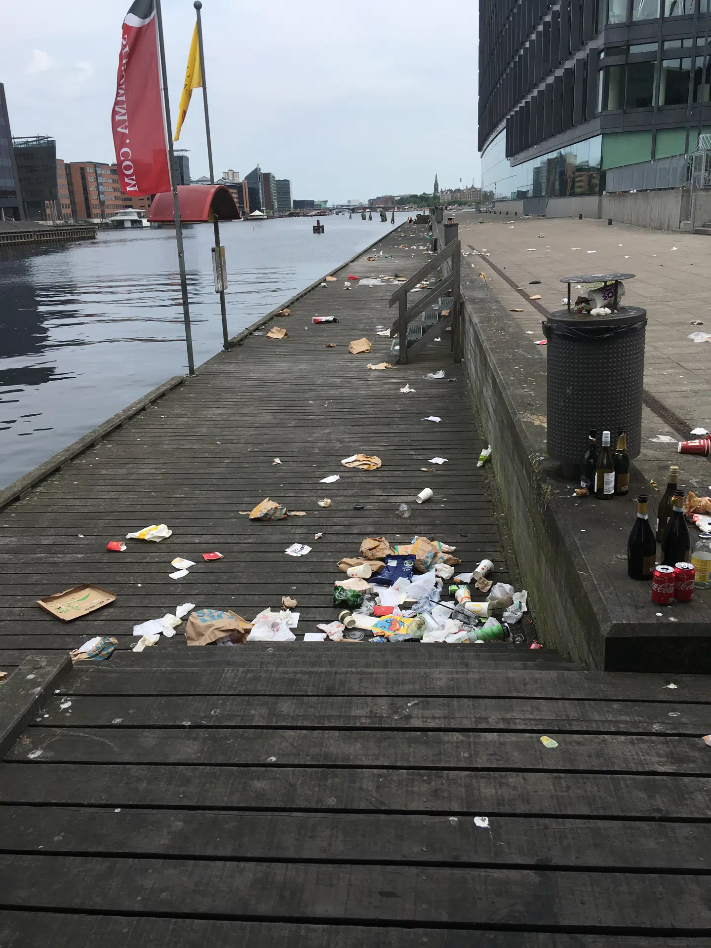 Skraldet flyder ved Havneholmen i København.