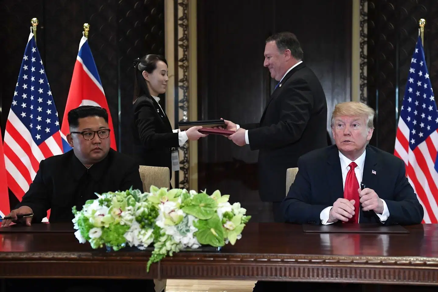Mens Trump havde sin udenrigsminister, Mike Pompeo, ved sin side, havde Kim Jong-un sin lillesøster, Kim Yo-jong.