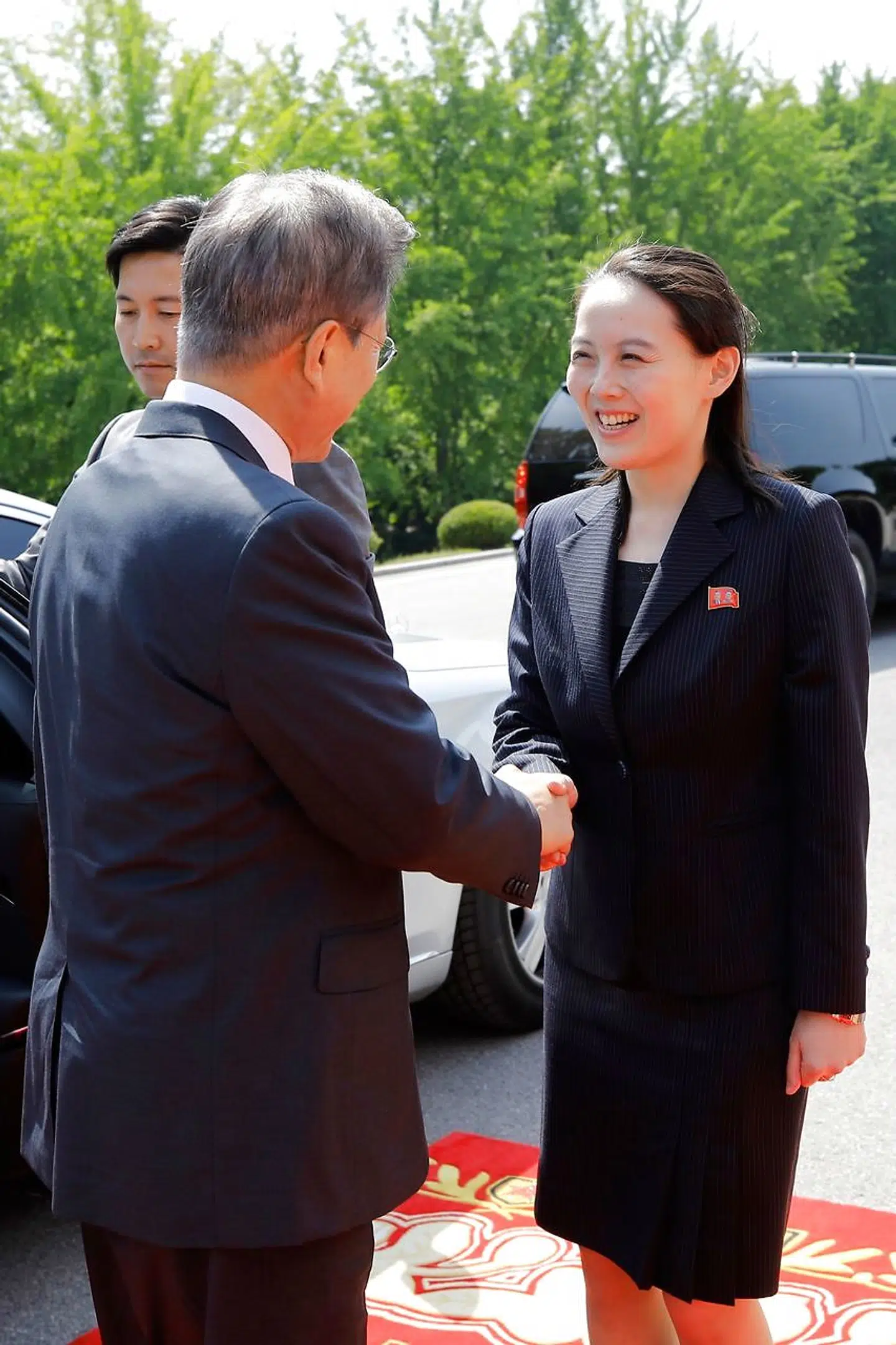 Sydkoreas præsident hilser på Kim Jong-uns søster.