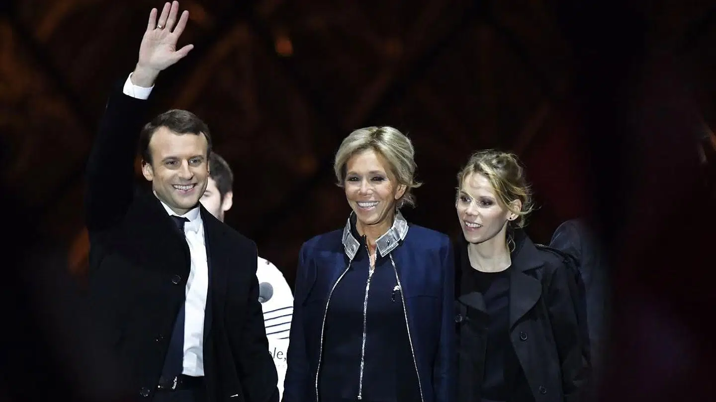 Frankrigs præsident Emmanuel Macron fejrer sejren i anden valgrunde af præsidentvalget i maj 2017 med sin kone, Brigitte Trogneux og steddatter, Tiphaine Auzière.