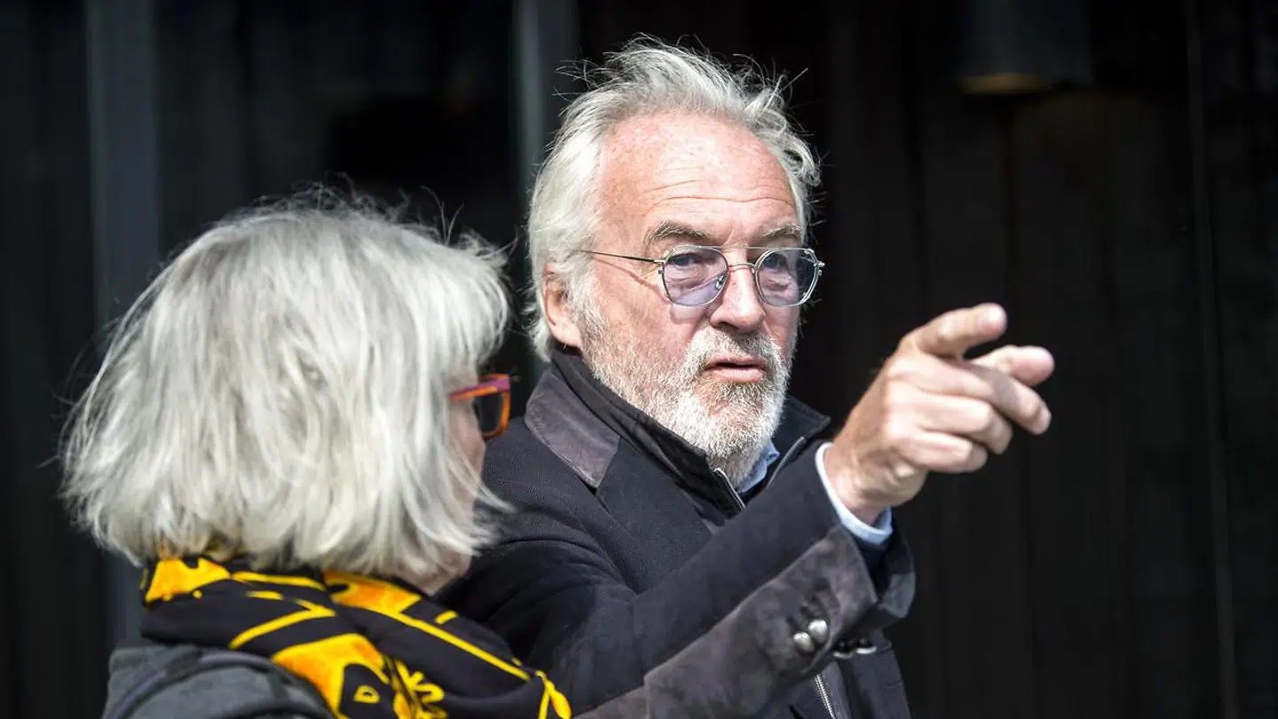 Jørgen Olsen, som i denne sag ikke kæmper som popstjernen Jørgen Olsen fra Brødrene Olsen, men som privatperson, peger med mismod over på den anden side af kanalen, hvor bådfolket ifølge ham og andre beboere fra Holmen har smadret sivbevoksningen, ødelagt fuglelivet og forurenet vandet med deres mange ødelagte motorbåde. Foto: Nils Meilvang