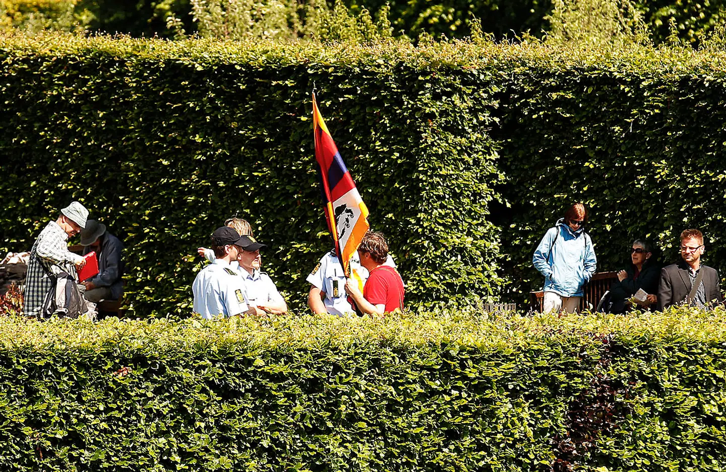 Thomas Goetz får frataget sit Tibet-flag i forbindelse med Hu Jintaos besøg i Danmark Juni 2012