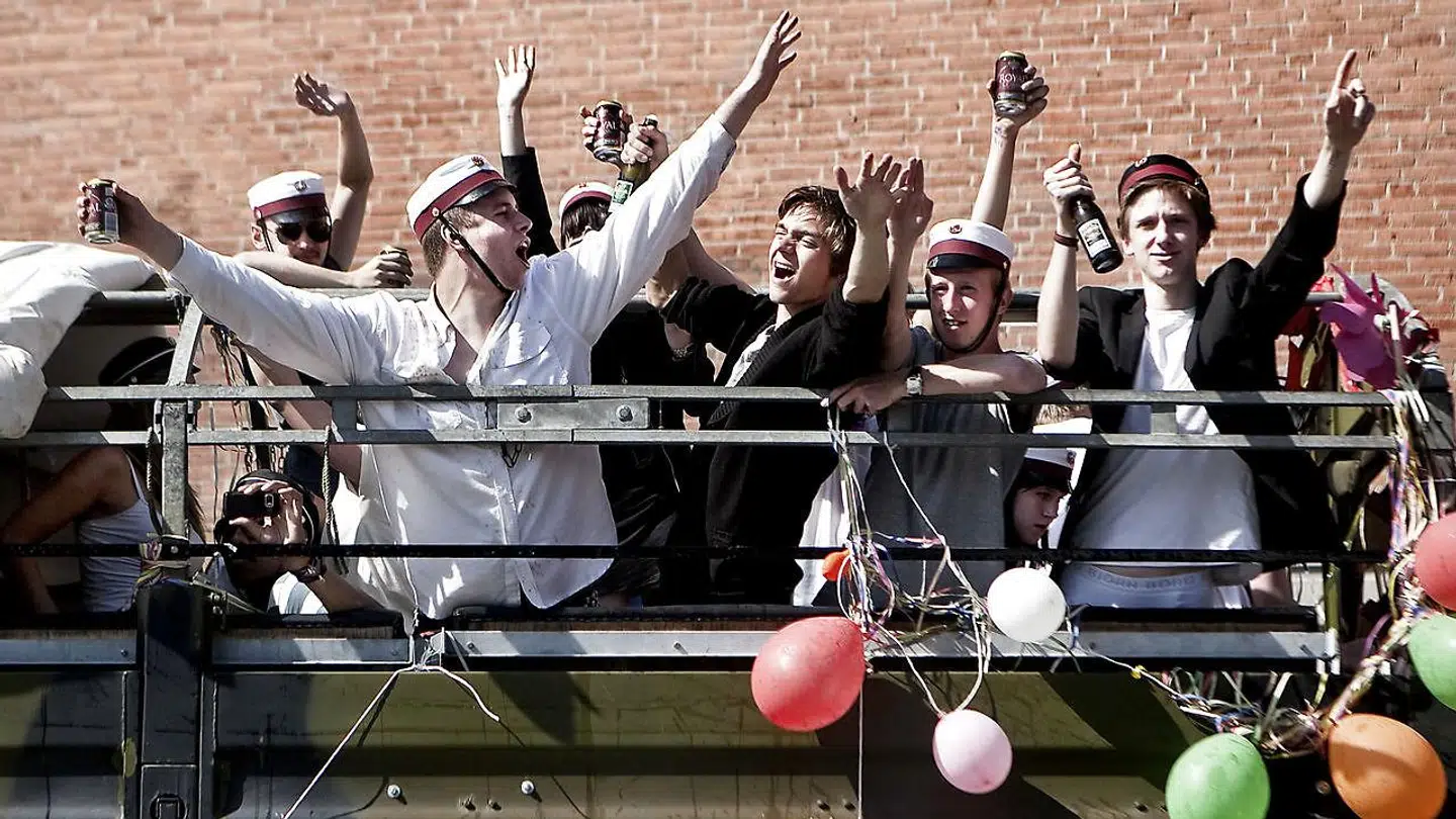 Studenter, der om få uger skal køre den traditionsrige vogntur, kan af sikkerhedsgrunde blive nødt til at gå ind i visse belastede boligområder, da latsbilen tiltrækker for meget dårlig opmærksomhed. Personerne på billedet har ikke noget med sagen at gøre.