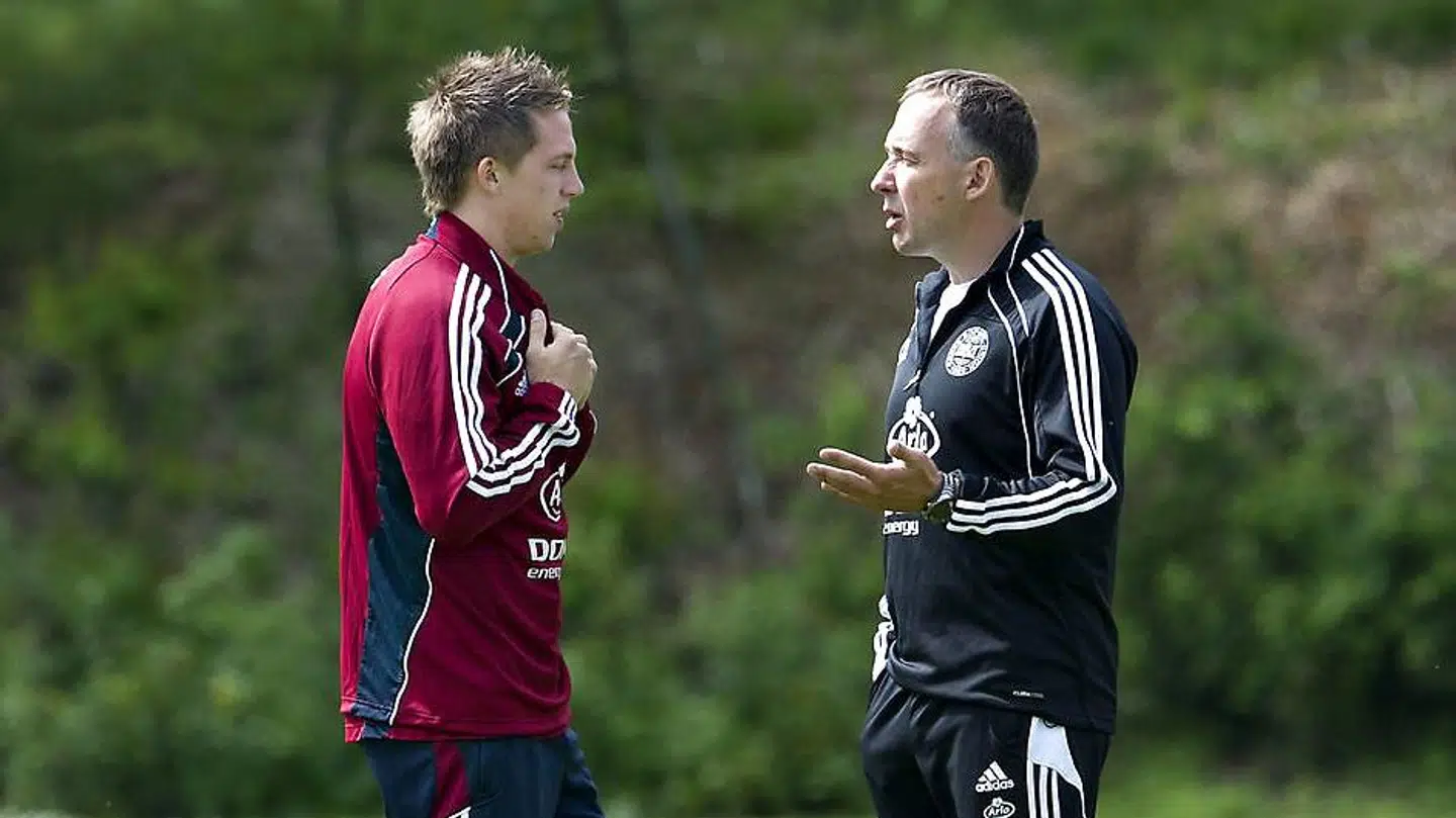 Nicki Bille får her instrukser for sin træner på U21-landsholdet Keld Bordinggaard.