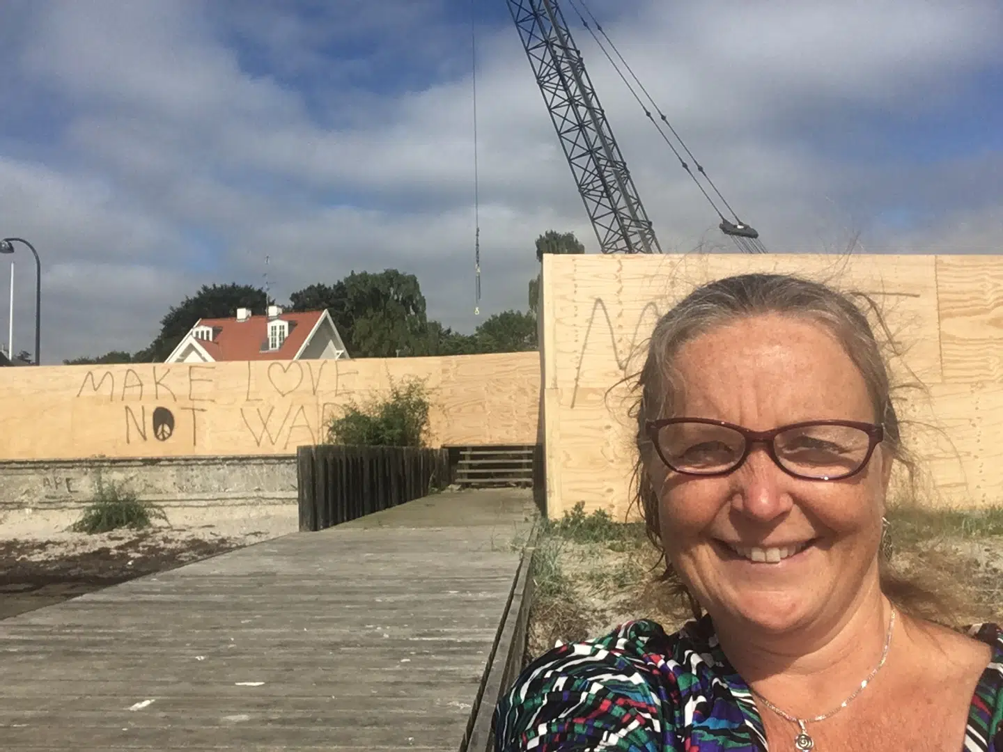 Marianne Victor Hansen, beboer på Sigridsvej i Hellerup, anmeldte tilbage i januar advokat Jan Leth Christensen til Gentofte Kommune - og siden til politiet - for at have opsat et byggepladshegn, der forhindrede offentligheden i at kunne gå langs stranden. Mandag blev hegnet flyttet, så hun, naboer og alle andre igen kan gå langs stranden. »Jeg er meget, meget glad,« siger hun.