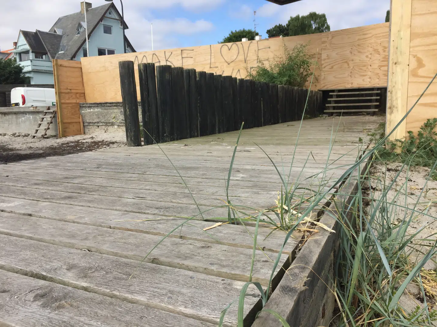 Offentligheden kan nu igen passere hen over Jan Leth Christensens private høfde (en bølgebryder, red.). Mandag fik han fjernet den del af byggepladshegnet, der blokerede offentligehdens mulighed for at passere hen over høfden og dermed kunne gå langs stranden.