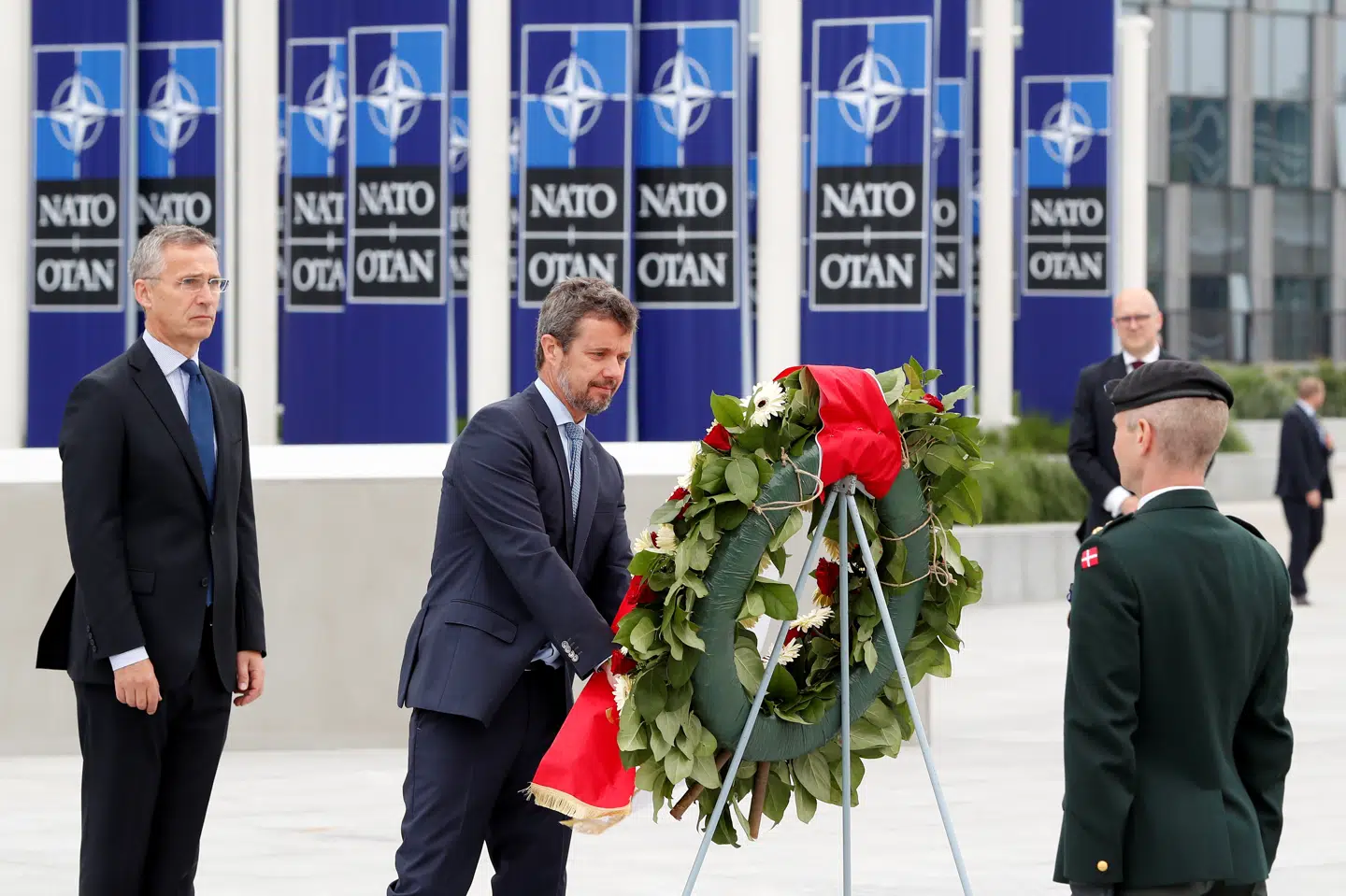 Den danske kronprins og Natos generalsekretær deltager i kransenedlæggelse på mindesten skænket af Danmark til ære for faldne soldater i Nato-operationer. Yves Herman/Reuters