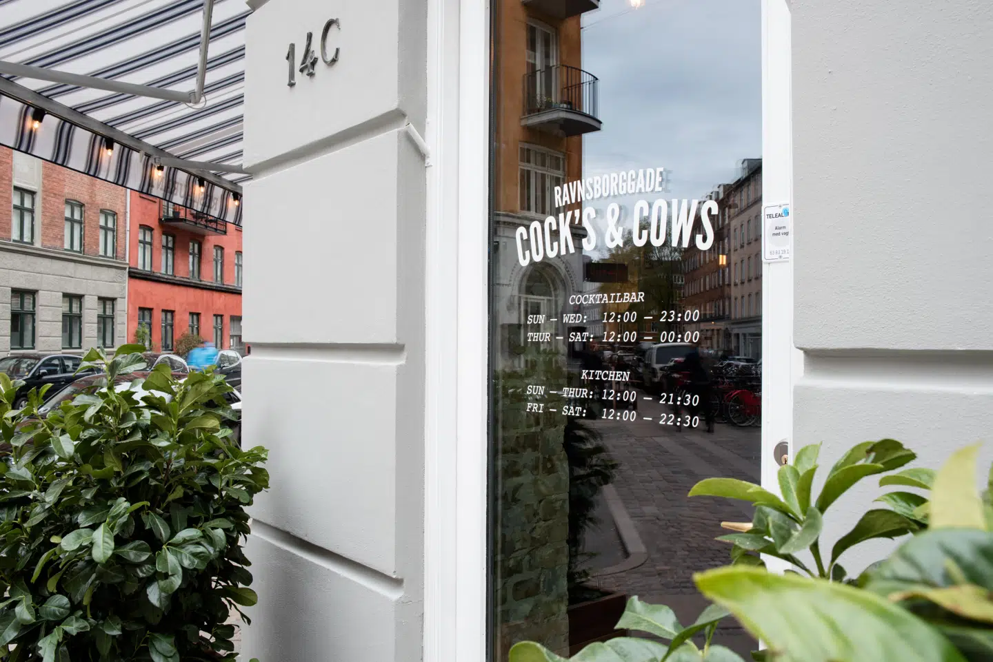 Burgerkæden Cock's & Cows' restaurant på Ravnsborggade på Nørrebro i København har fået en sur smiley og en bøde af Fødevarestyrelsen.