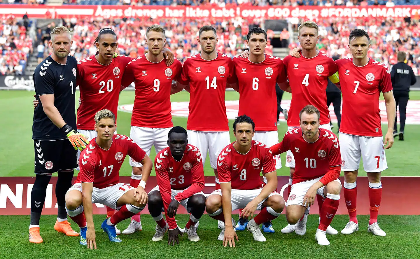 Holdfoto Danmark: Bagerst fra venstre Kasper Schmeichel, Yussuf Yurary Poulsen, Nicolai Jørgensen, Andreas Christensen, Simon Kjær, William Kvist. Forrest fra venstre: Jens Stryger Larsen, Pione Sisto, Thomas Delaney, Christian Eriksen. Før venskabs landskampen i fodbold mellem Danmark og Mexico på Brøndby Stadion, lørdag den 9. juni 2018. (Foto: Lars Møller/Ritzau Scanpix 2018)