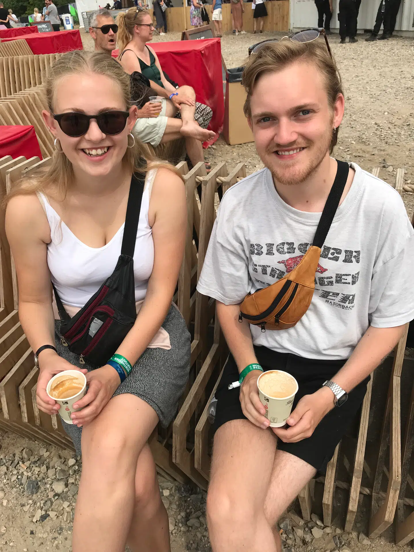 22-årige Sofie Gade og 21-årige Martin Klaus Reder fra Aarhus har bemærket, at der ligger mere skrald rundt omkring på pladsen end normalt.