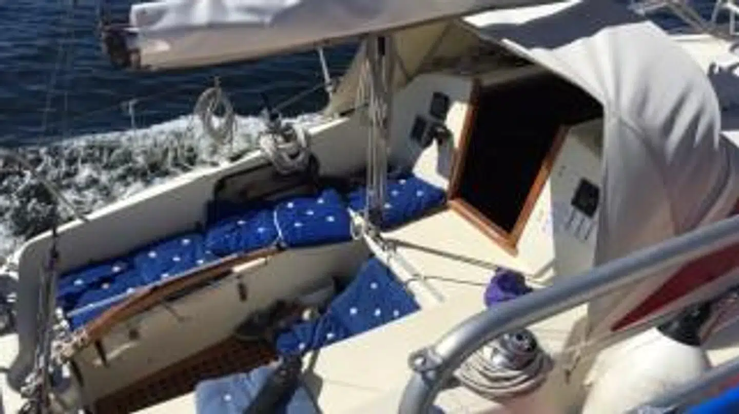 Ingen personer blev fundet ombord på denne sejlbåd, der drev rundt på Oslofjord med motoren tændt