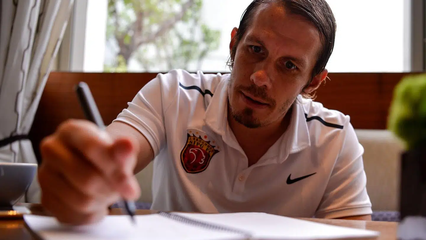 Mads Davidsen mangler at sætte en underskrift på den nye kontrakt, Shanghai SIPG har lagt foran ham.