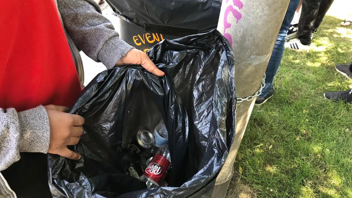 Camerounske Evon viser dagens indsamlede pant frem.