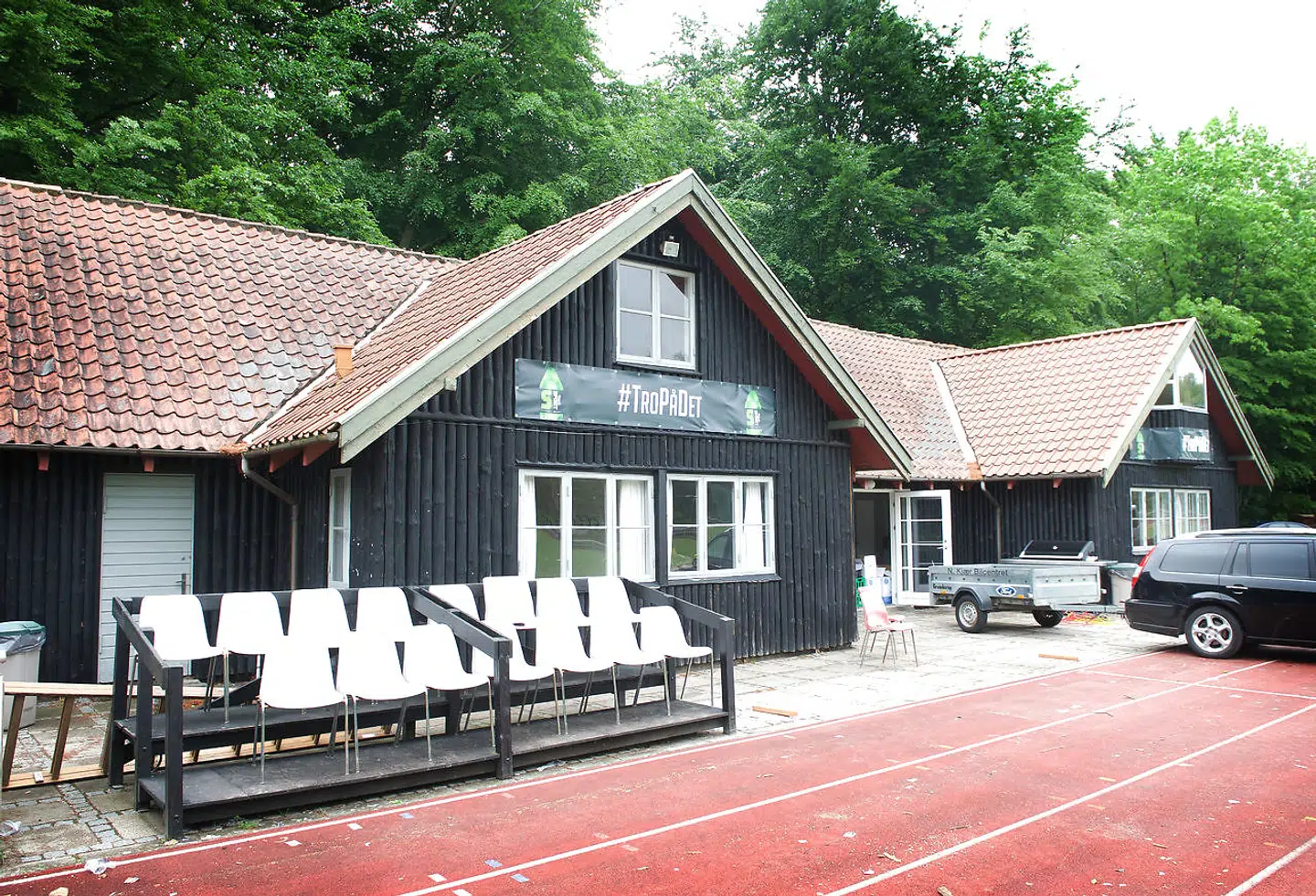 Stine Bramsens halvandet år gamle søn, Alfred, faldt ud ad et vindue på første sal i dette hus. Det skete, få minutter inden hun skulle optræde på Høje Bøge Open Air i Svendborg i 2016.