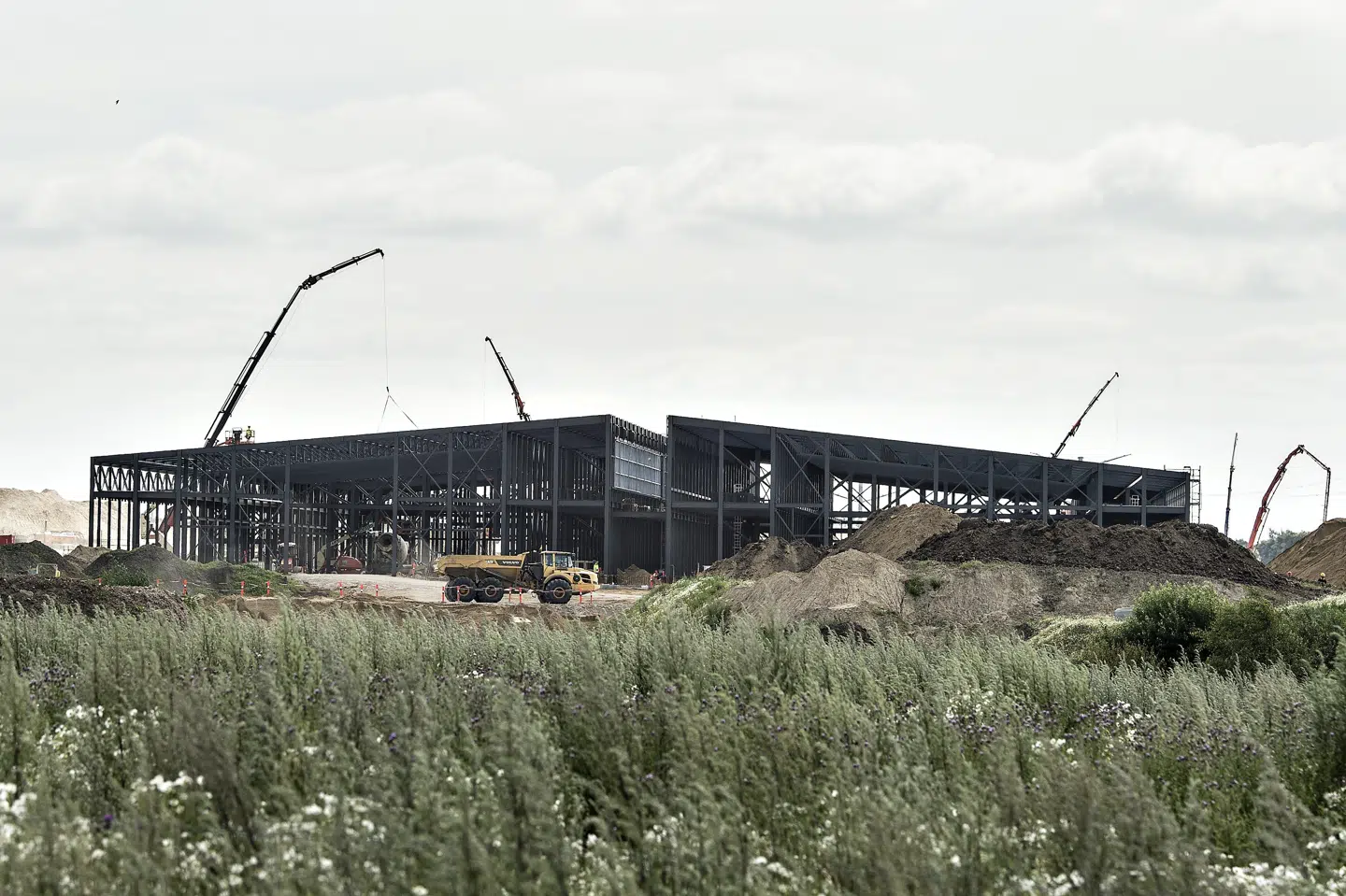 Endnu et datacenter er på vej til landet, skriver JydskeVestkysten. Det er Esbjerg, der bliver hjemsted for det kommende it-knudepunkt. Centret bliver 250.000 kvadratmeter stort. Det er samme størrelse som det kommende datacenter ved Viborg, hvorfra billedet stammer. Henning Bagger/arkiv/Ritzau Scanpix