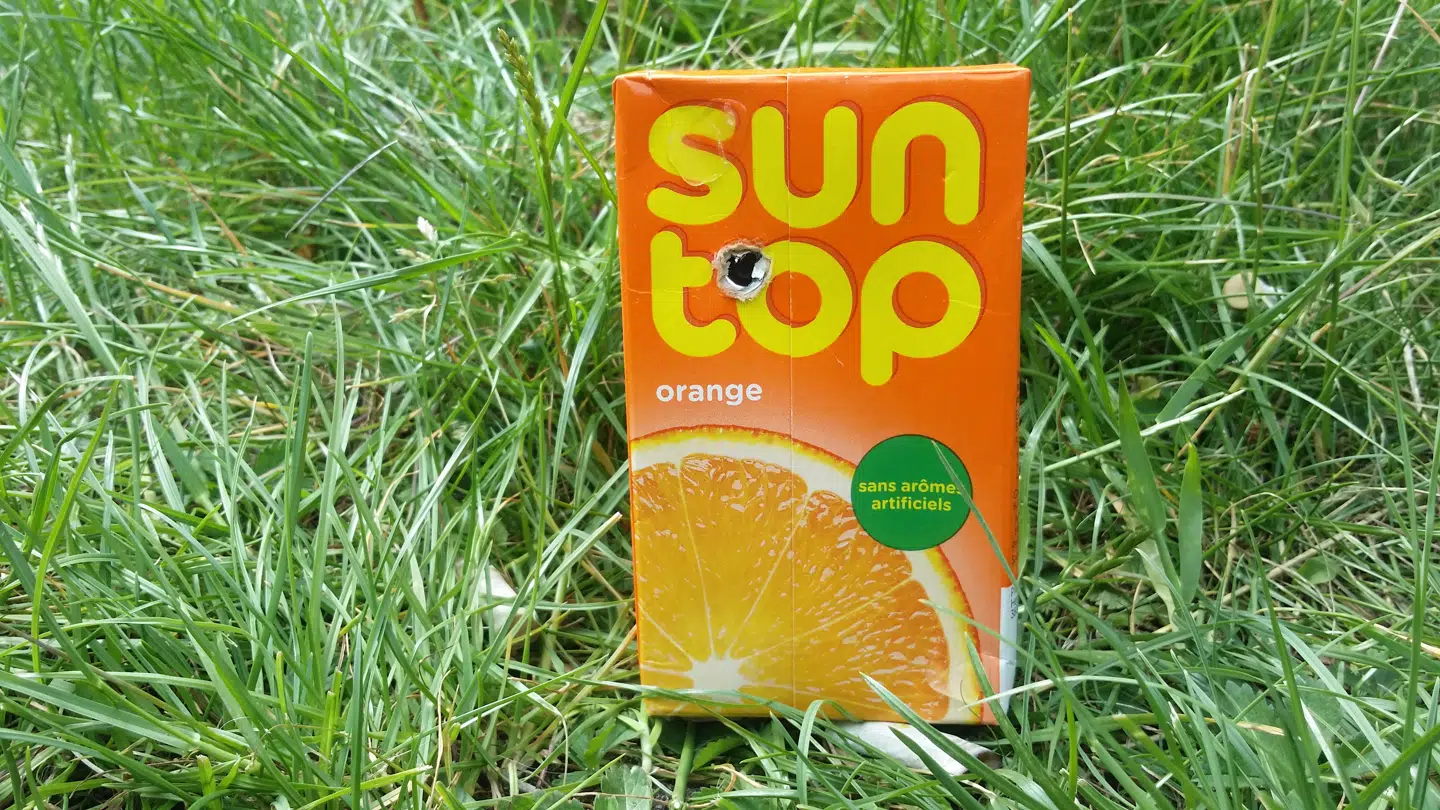 BT var til Distortion for få dage siden og kunne konstatere, at der ved et af de attraktive steder mellem to skure et sted på Nørrebro, var placeret et skjult kamera i en tom æblejuicebeholder, en af de små med sugerør. I det øverste højre hjørne var der et hul på cirka 4 mm og bagved en lille linse som i et mobilkamera, og vægten af beholderen var op mod et par hundrede gram. På billedet ses model af juicebeholderen BT så. Foto: Simon Riedel.