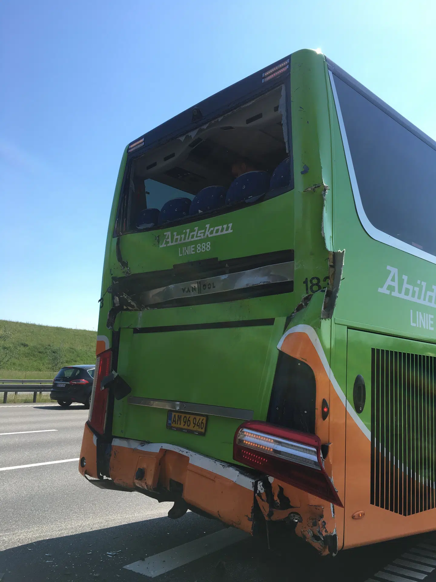 Bagenden på den bus, Kia Lilballe sad i, var smadret og bagruden knust.