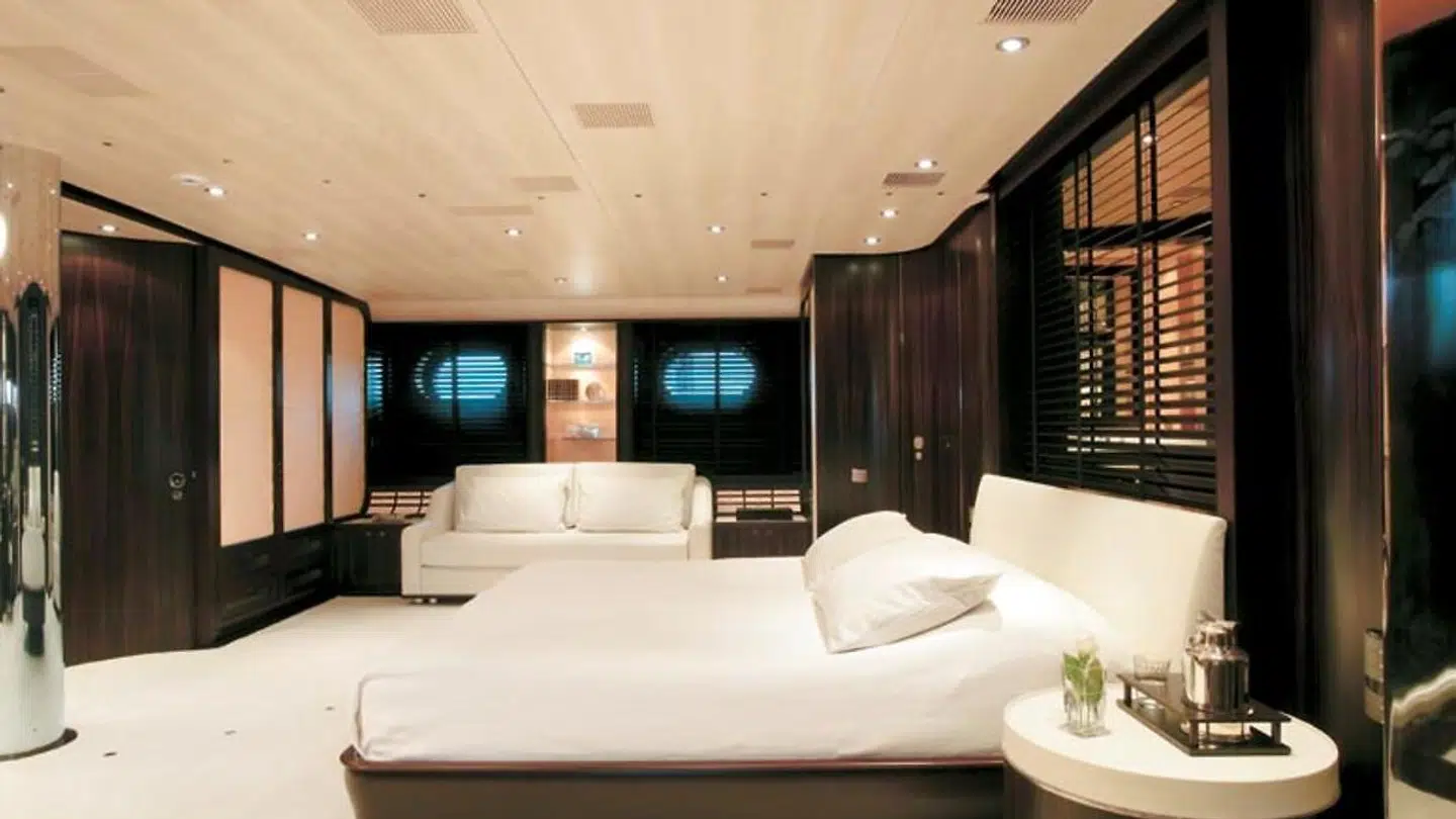 Der er fem kahytter, og man kan i alt have 14 gæster boende.