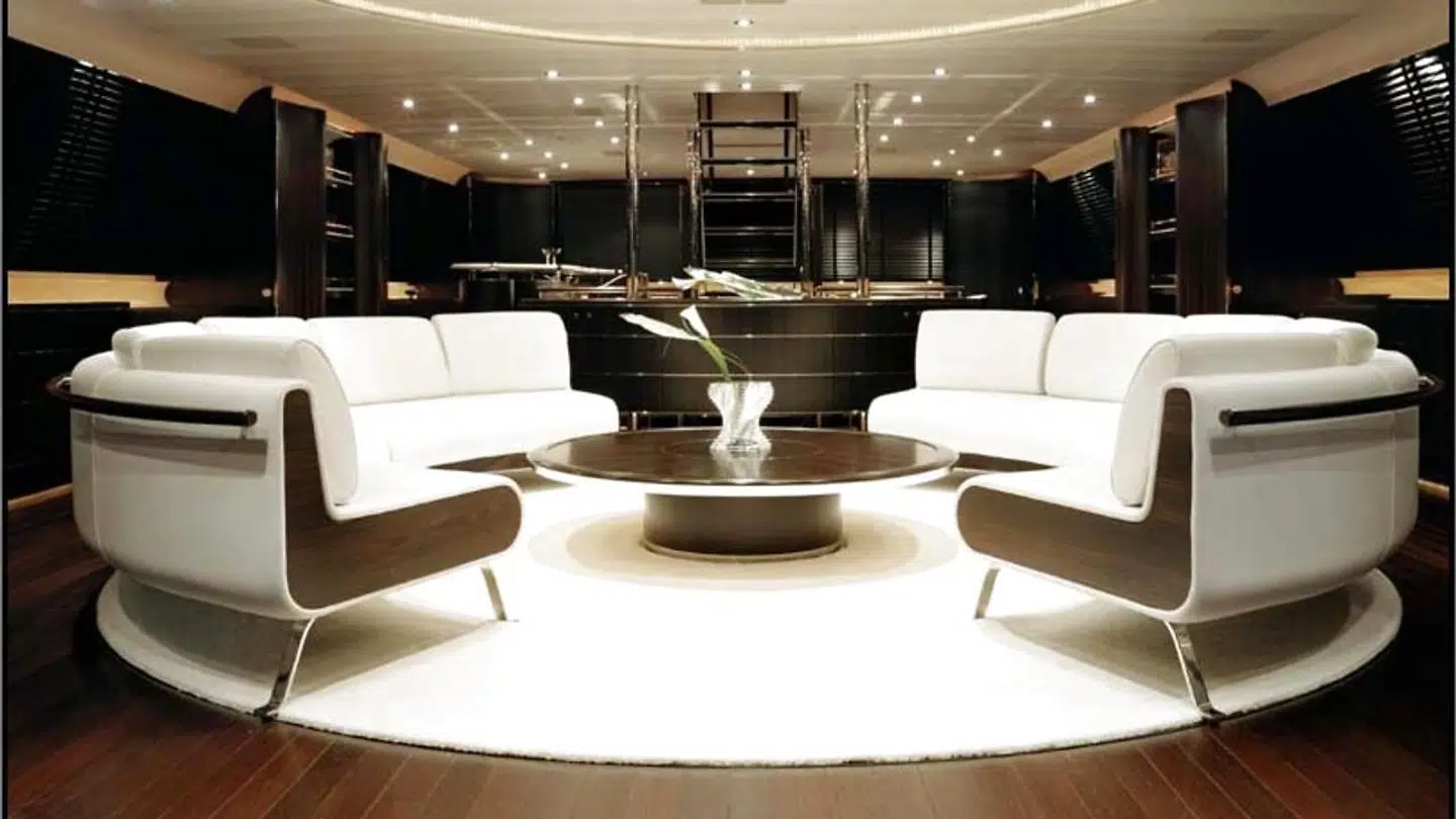 Kronprins Frederik og kronprinsesse Mary har lejet båden, der koster 1,5 milloner kroner om ugen.