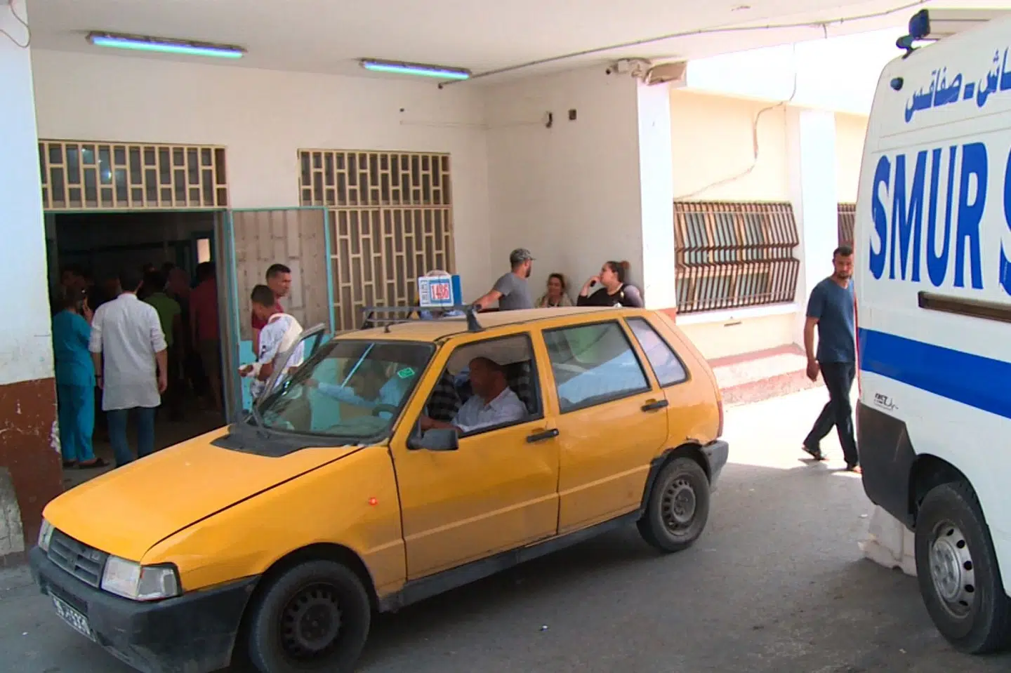 Overlevende efter en båd synker med 180 migranter om bord bringes til hospitalet i byen Sfax ved Tunesiens sydlige kyst. Str/Ritzau Scanpix