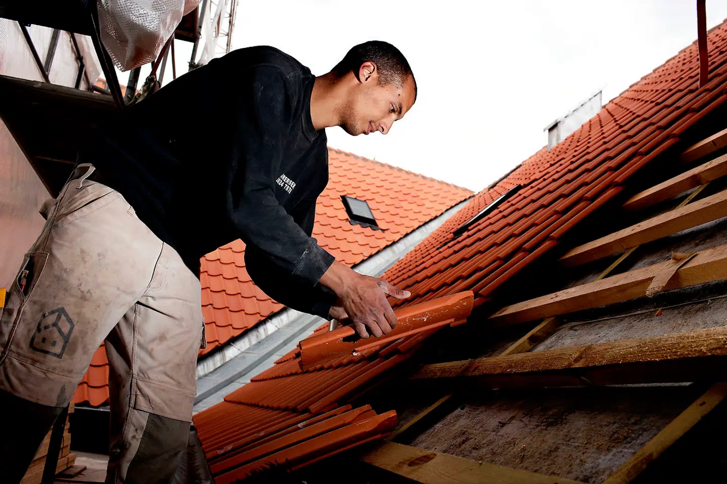 Mattias Tesfaye har skrevet en ny bog. "Kloge hænder". Den handler om stolthed omkring håndværk. Han er selv murer.