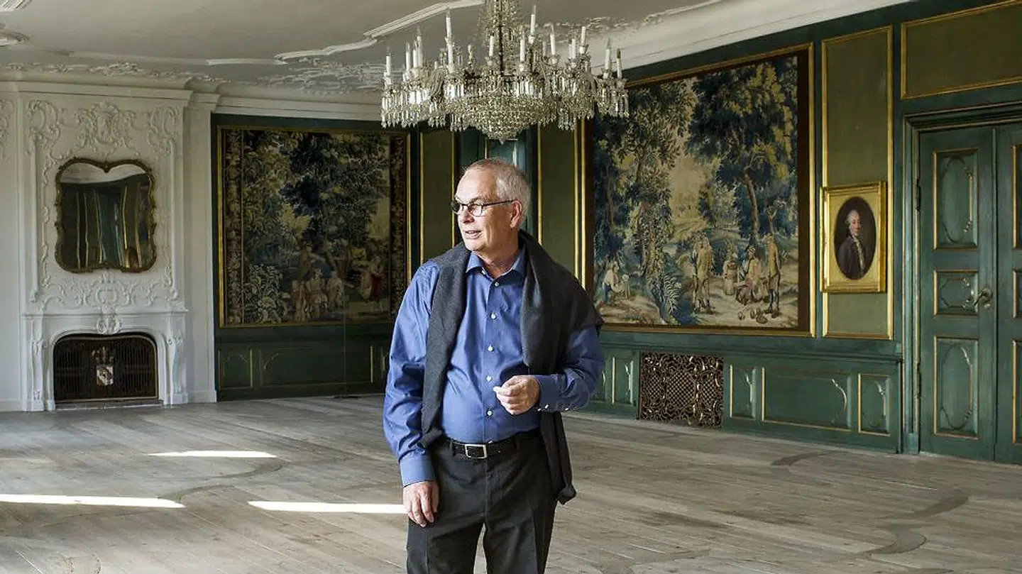 Greve Christian Ahlefeldt-Laurvig-Lehn er røget ud i noget af et stormvejr, efter at han på kontroversiel vis har valgt at overdrage sit dyre gods til sin søn i stedet for til sin ældste datter.