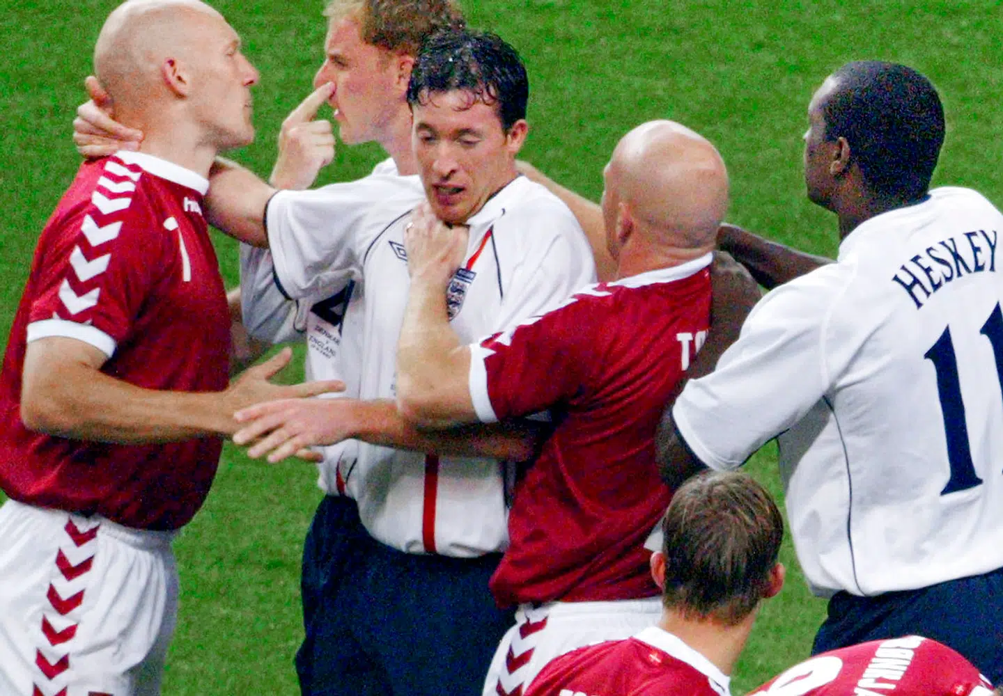 Thomas Gravesen (tv.) i infight med det engelske landshold under VM-slutrunden i 2002