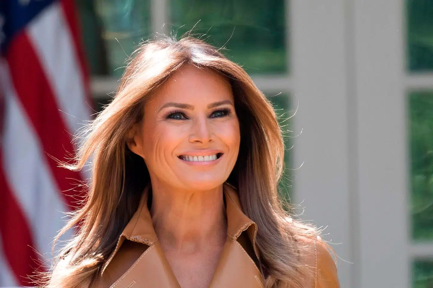 Melania Trump ser ikke altid bedrøvet ud. Her smiler hun under et pressemøde.