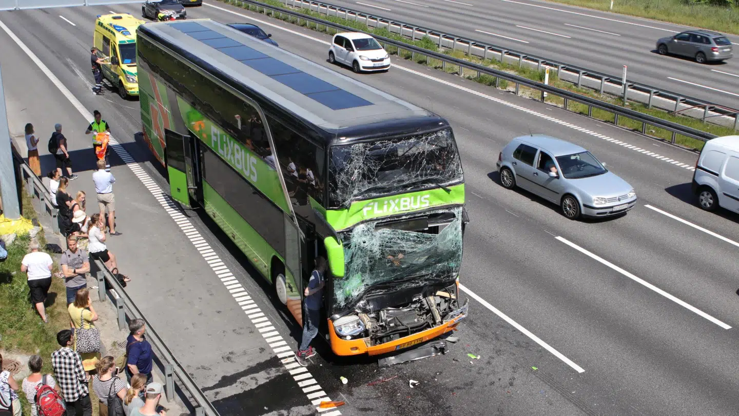 To busser er stødt sammen på Køge Bugt Motorvejen.