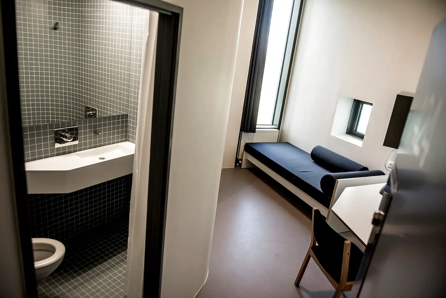 Cellerne i Storstrøm Fængsel er på 12,5 kvadratmeter og har eget toilet og bad (Foto: Mads Claus Rasmussen/Scanpix 2017).