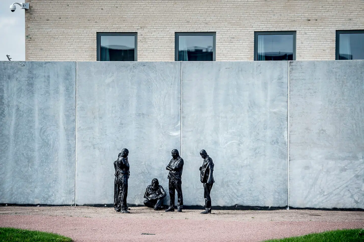 Kunstneren Claus Carstensen har lavet denne skulptur, der pryder fængselsgården. (Foto: Mads Claus Rasmussen/Scanpix 2017)
