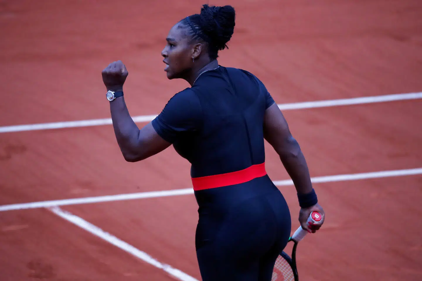 Serena Williams knytter næven i sin opsigtsvækkende heldragt.