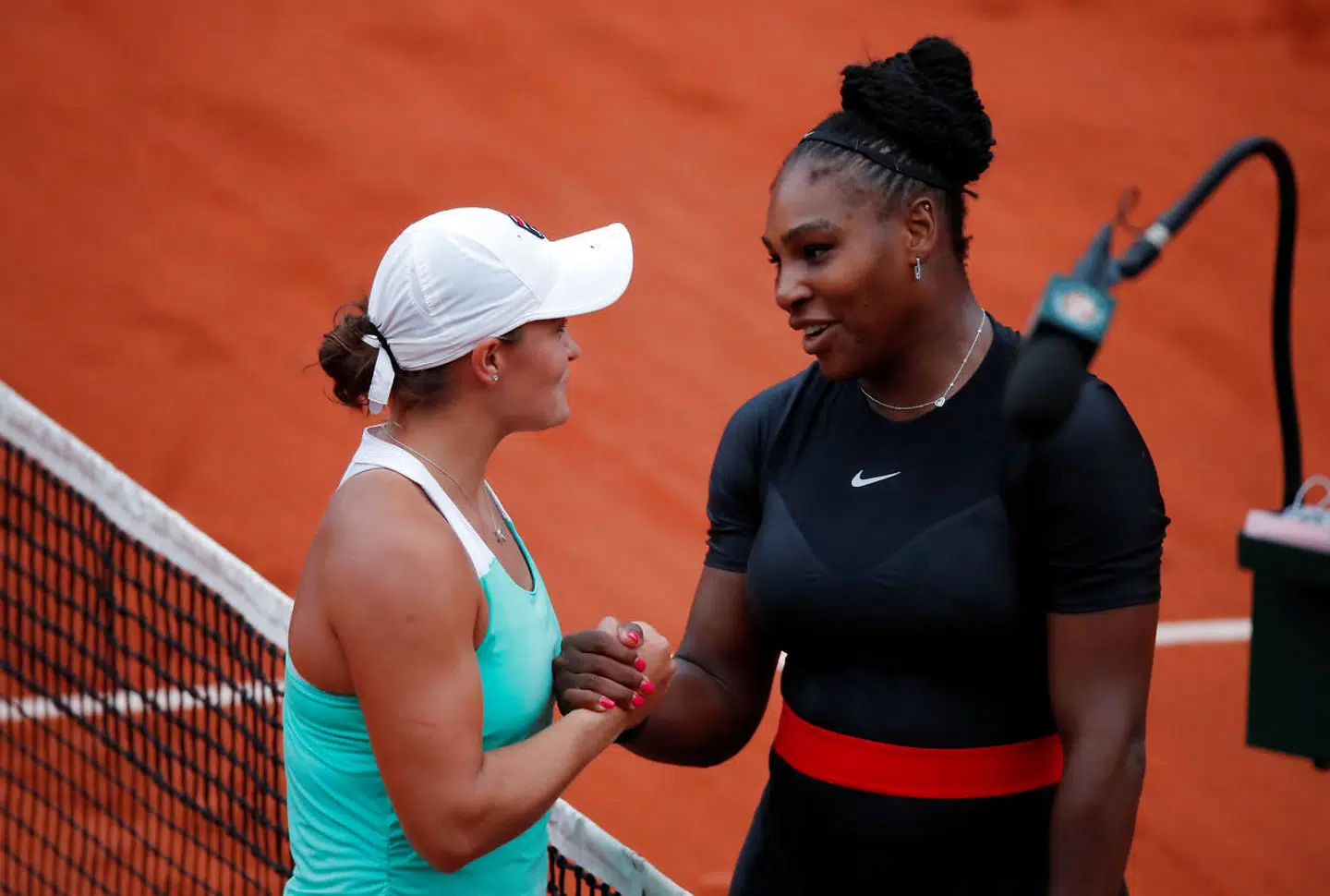Tak for kampen. Serena Williams besejrede Ashleigh Barty fra Australien med 3-6, 6-3, 6-4 i anden runde af French Open.