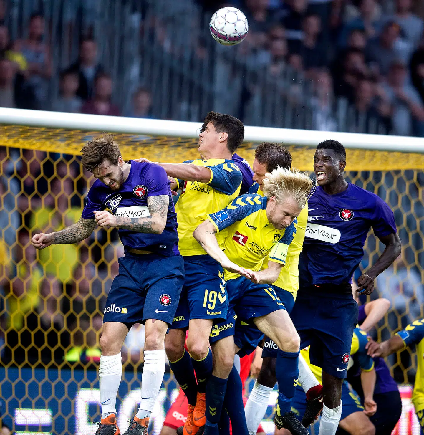 Kampen om guldet udviklede sig til en direkte duel mellem Brøndby og FC Midtjylland, hvor midtjyderne altså trak det længste strå.