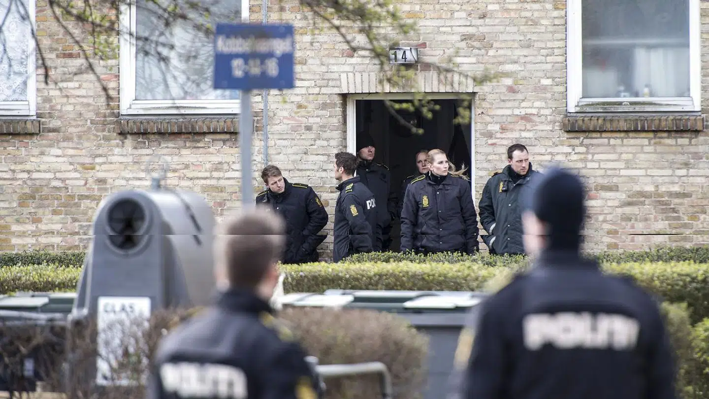 Sønner på 15 og 13 og en datter på 4 blev dræbt med adskillige knivstik. Hustru blev slået stukket og skudt.