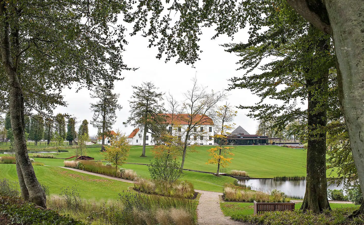 Julianelyst Gods ved Østbirk drives af Agnete Kirk Thinggaard og hendes mand, Claus Thinggaard. Selv om Claus Thinggaard er berider og ligesom Agnete er en dygtigt rytter, så bruger han tiden på at passe godset, mens han kone dyrker ridekarrieren.