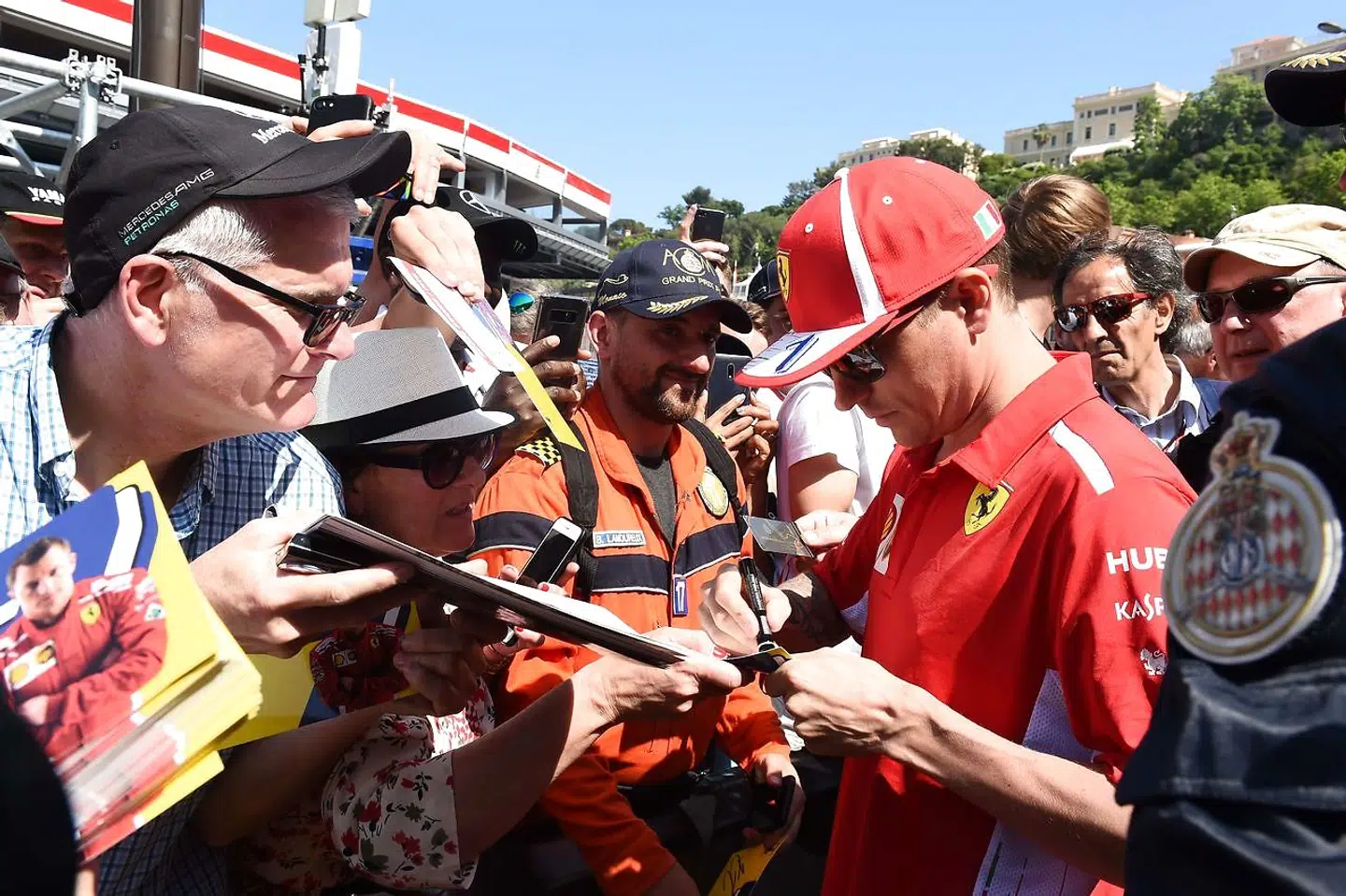 Kimi Räikkönen skriver autografer i forbindelse med grandprixet i Monaco.